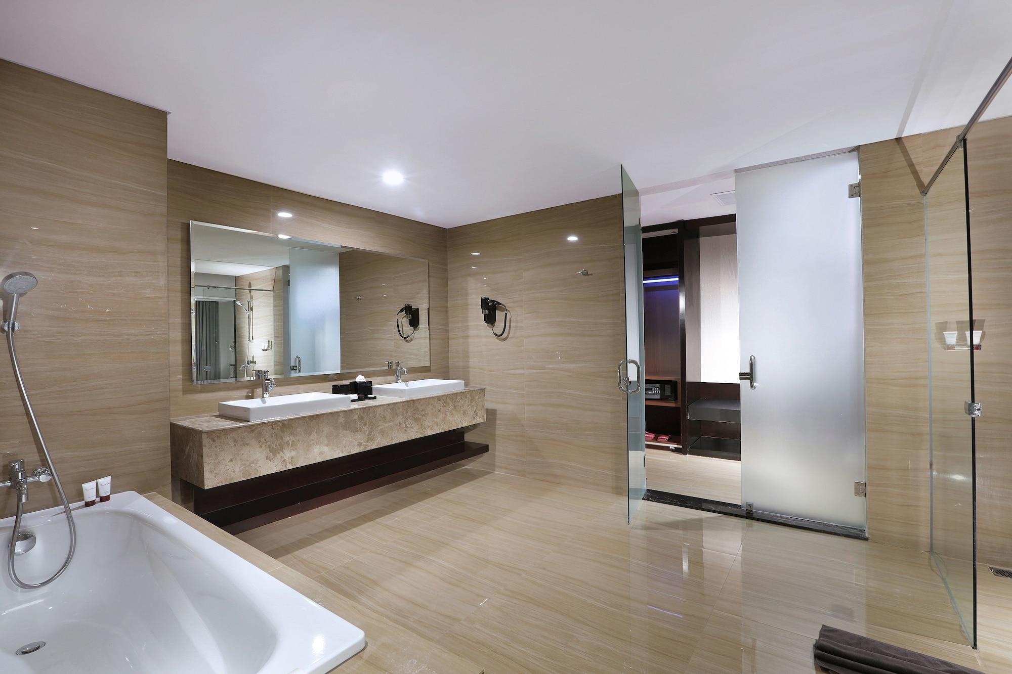 The Alana Hotel & Convention Center Solo By Aston Exteriör bild