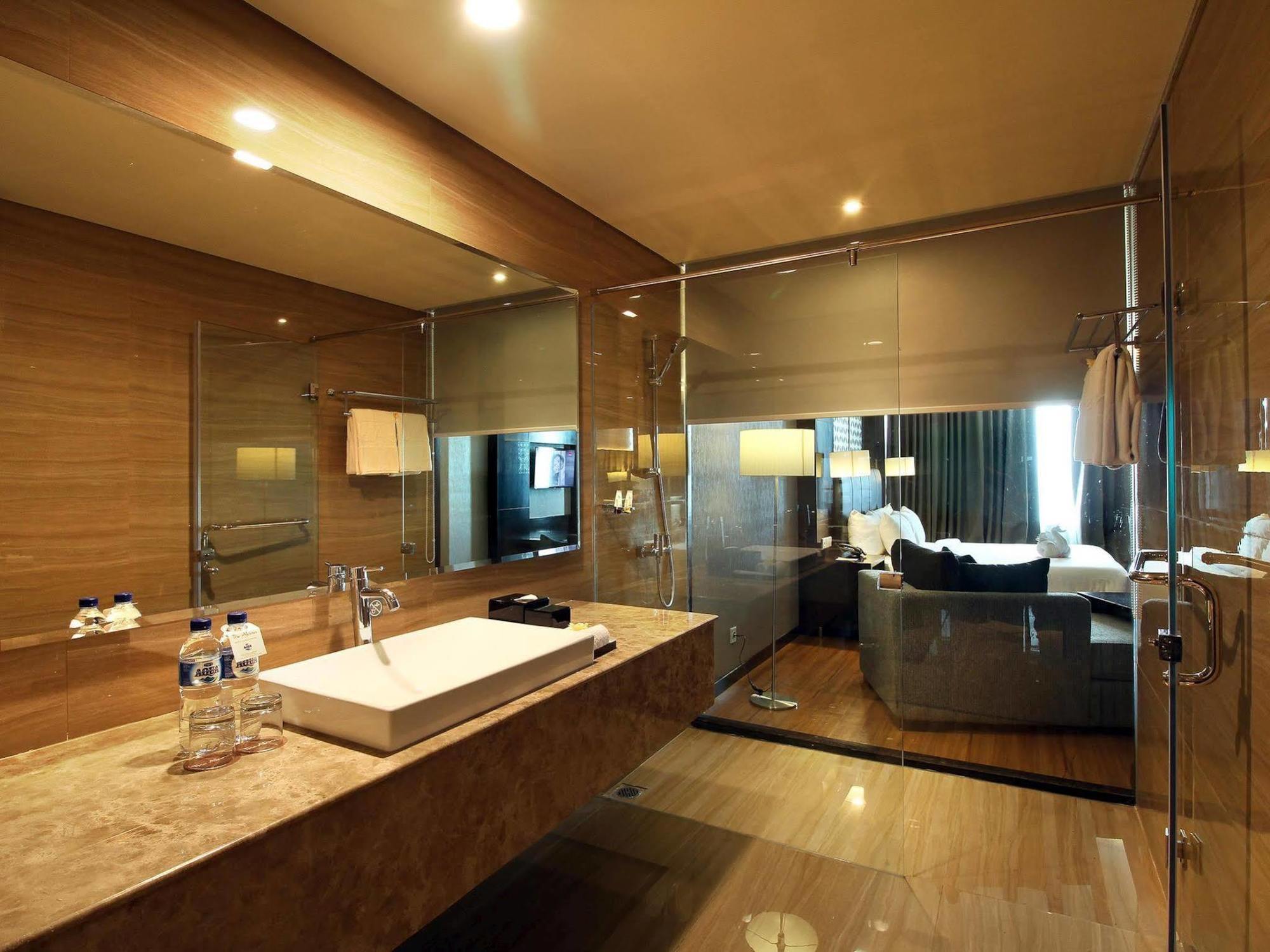 The Alana Hotel & Convention Center Solo By Aston Exteriör bild