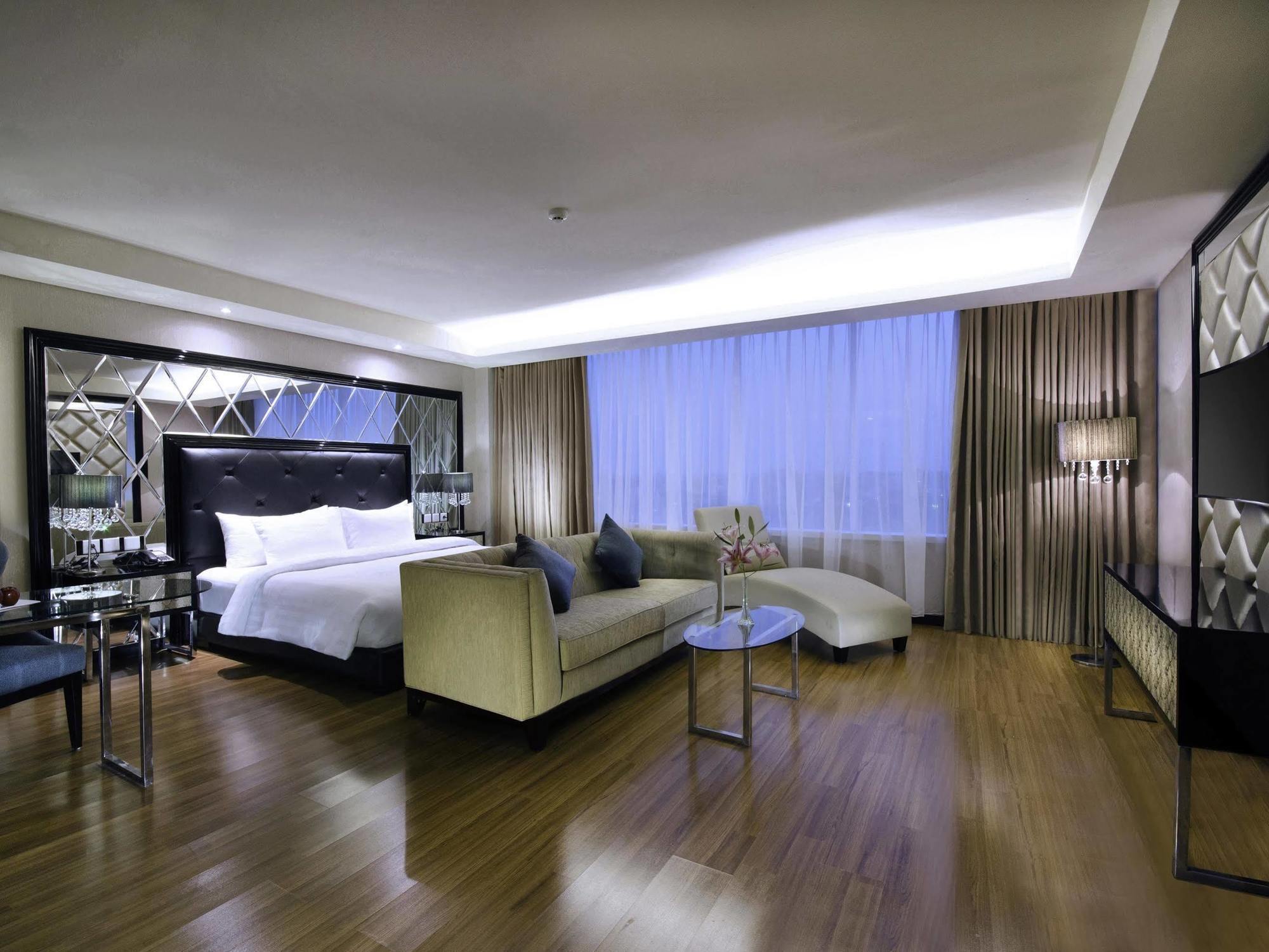 The Alana Hotel & Convention Center Solo By Aston Exteriör bild