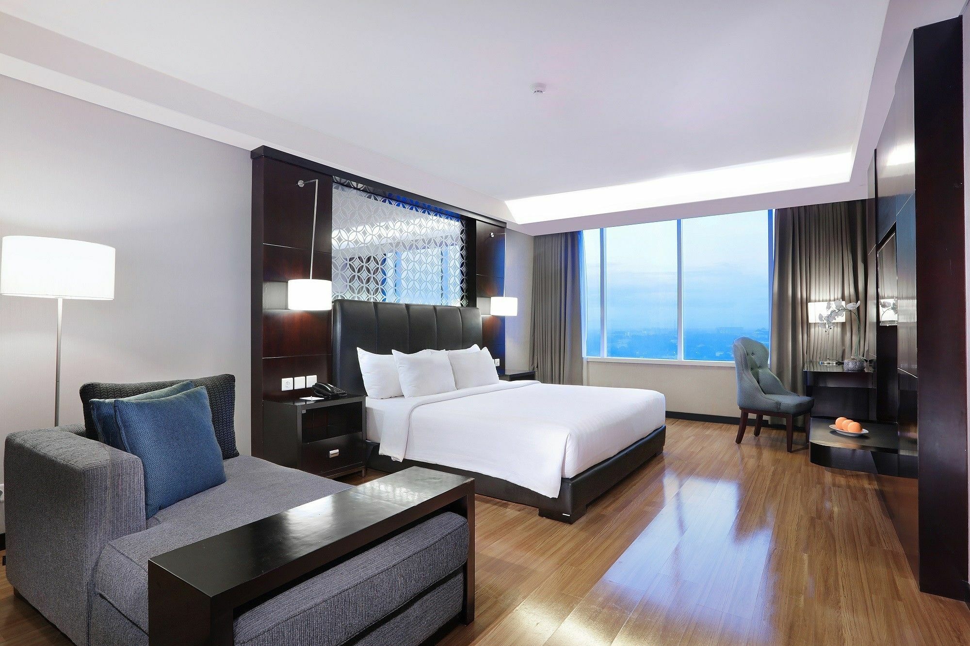 The Alana Hotel & Convention Center Solo By Aston Exteriör bild